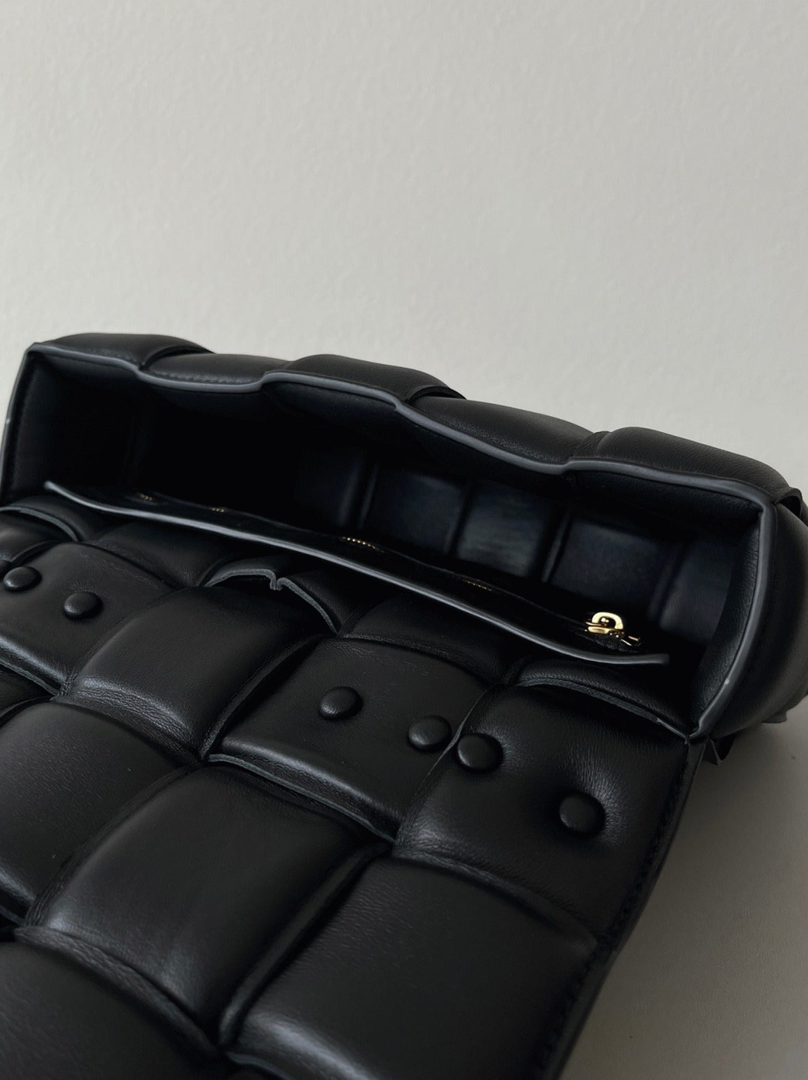 Boutique Quality || Bottega Veneta Chain Cassette Bag In Black