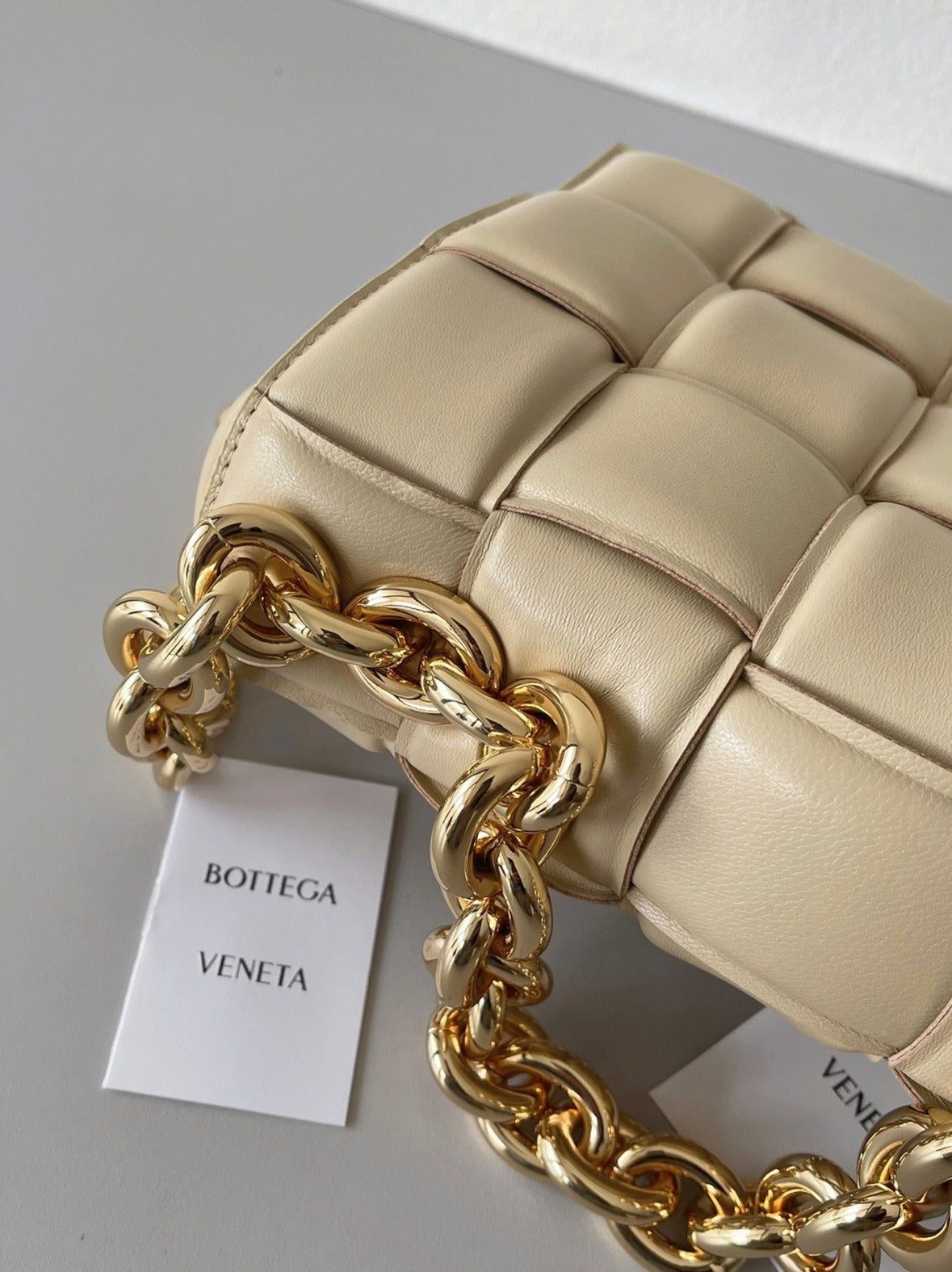 Boutique Quality || Bottega Veneta Chain Cassette Bag In Porridge