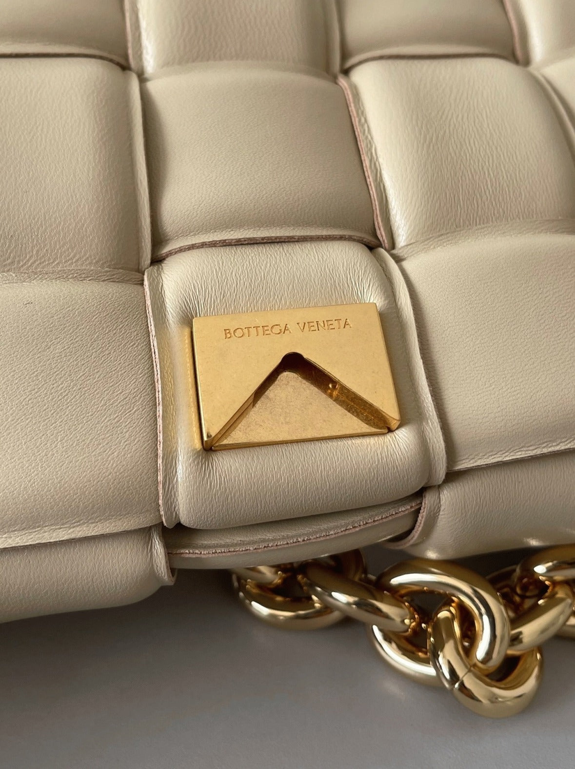 Boutique Quality || Bottega Veneta Chain Cassette Bag In Porridge