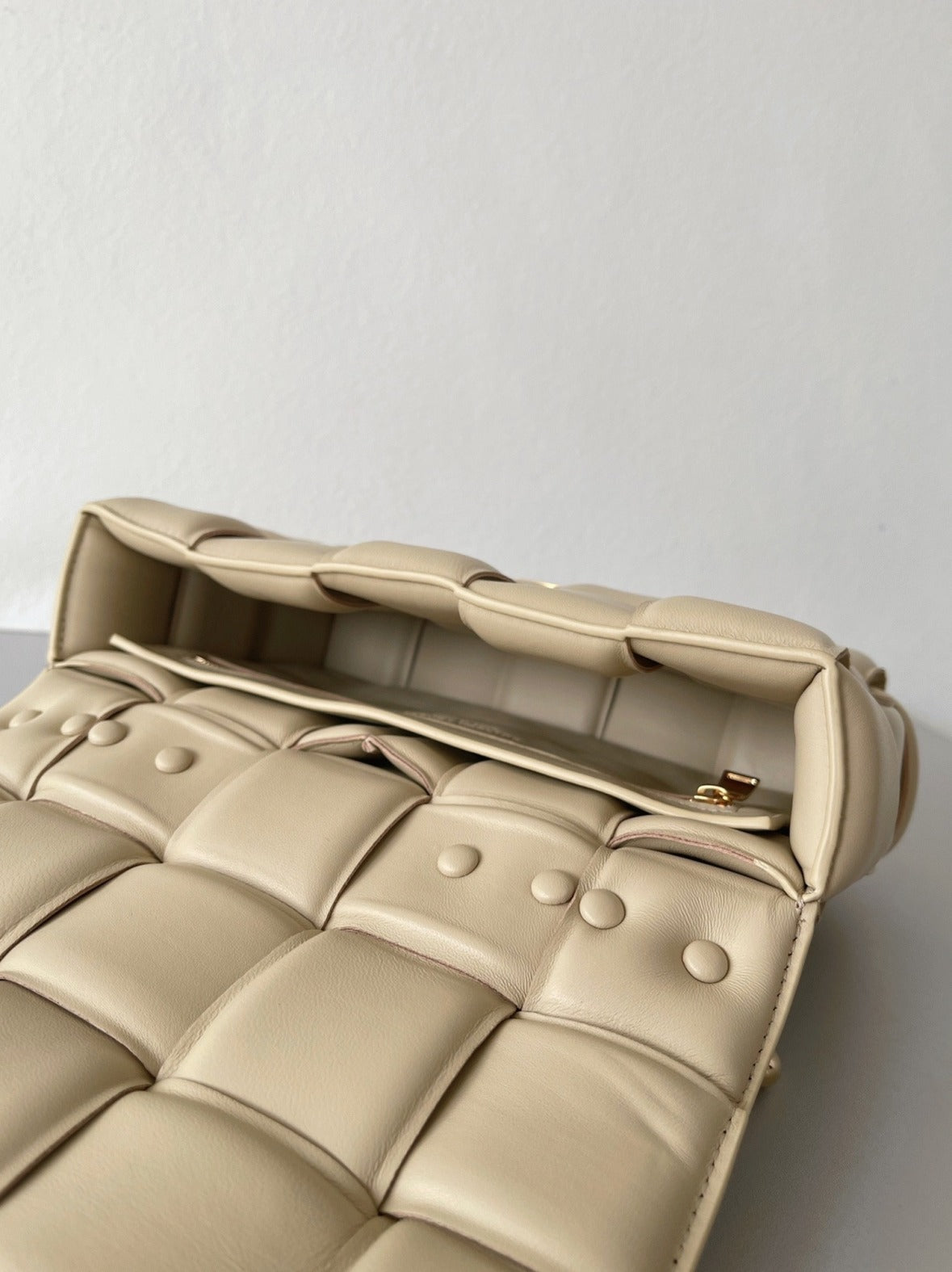 Boutique Quality || Bottega Veneta Chain Cassette Bag In Porridge