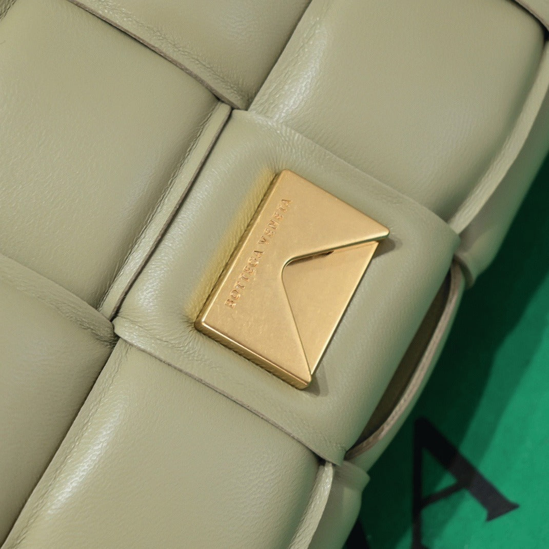 Boutique Quality || Bottega Veneta Padded Cassette Bag In Travertine