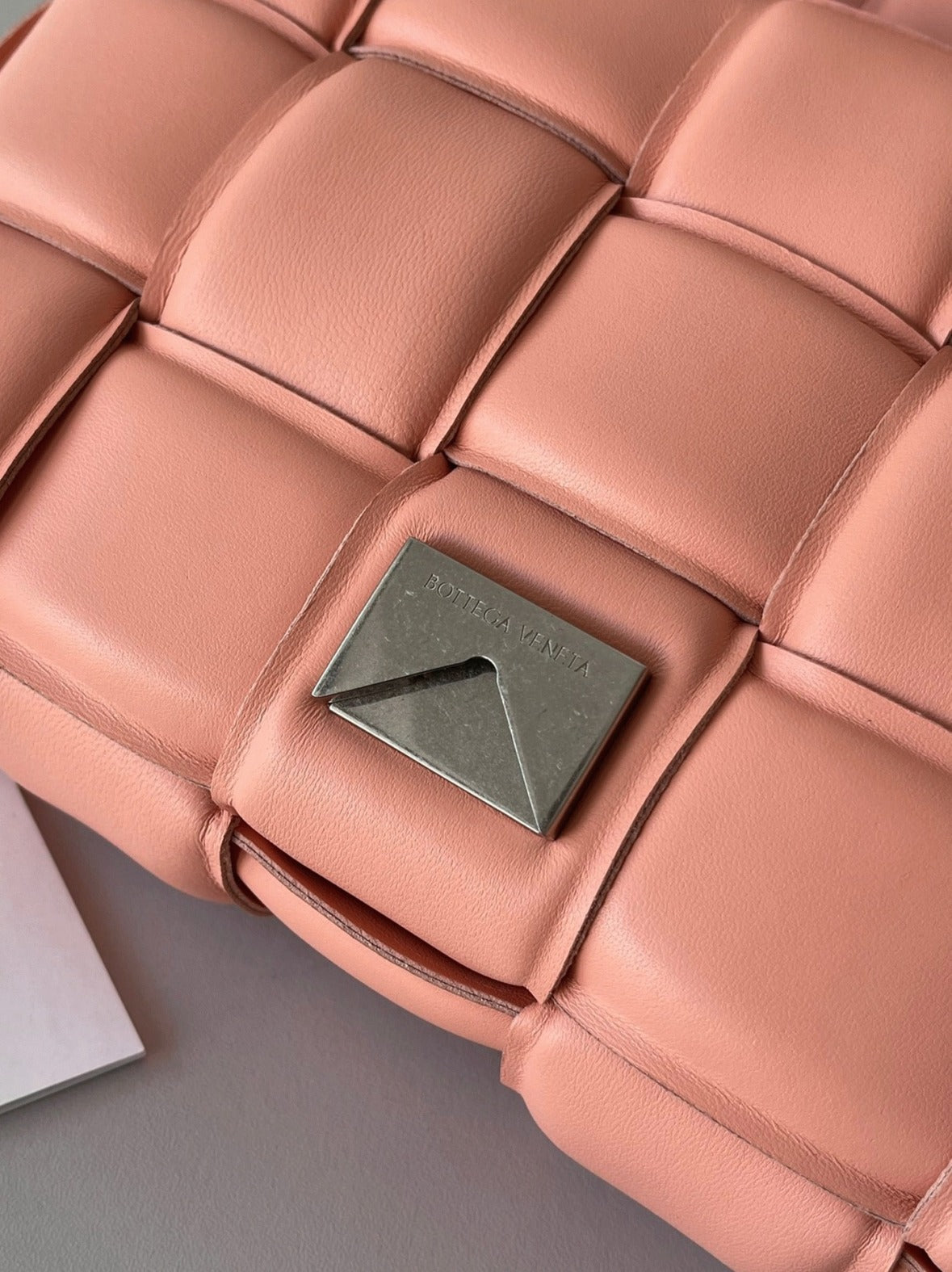 Boutique Quality || Bottega Veneta Padded Cassette Bag In Peachy