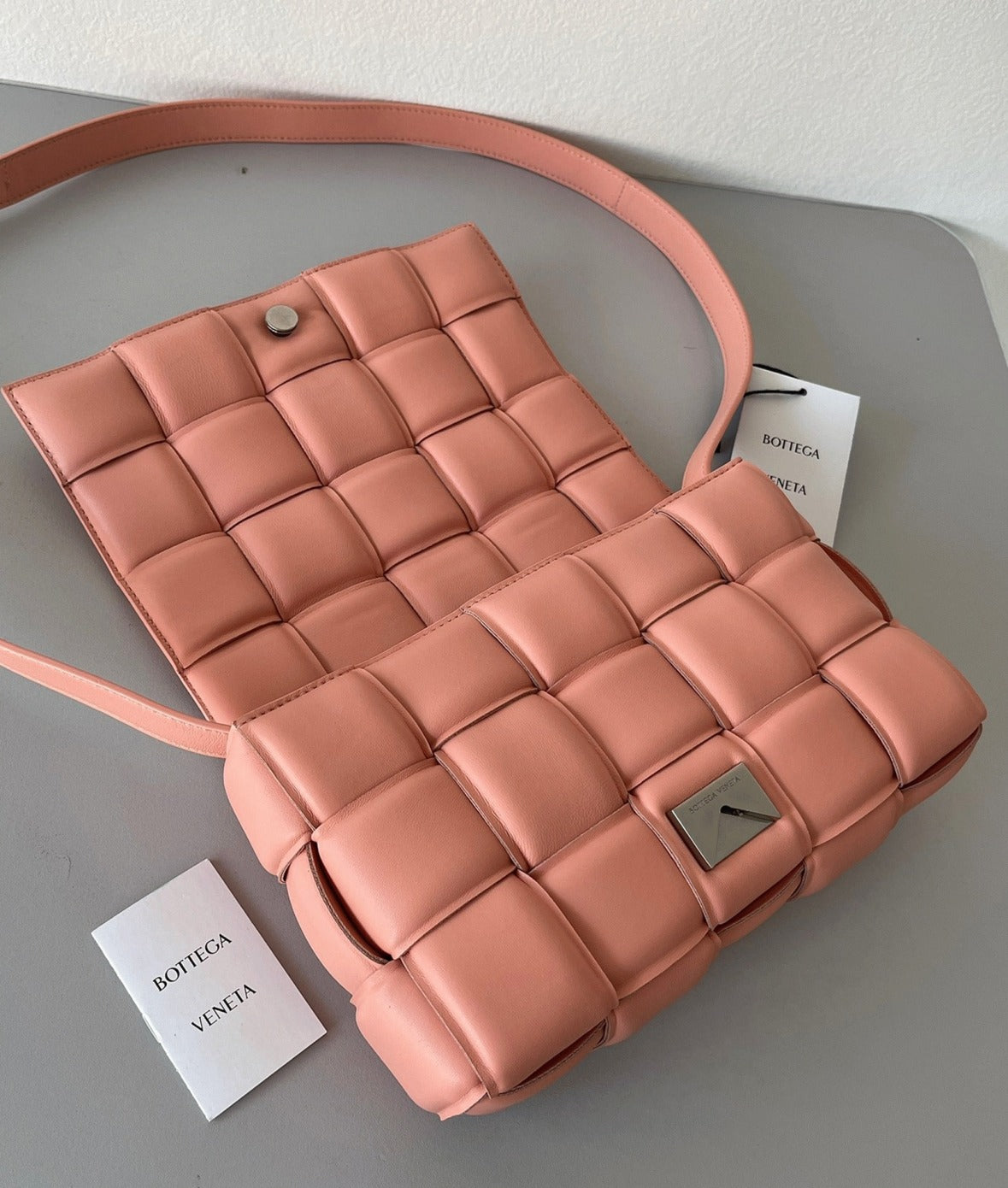 Boutique Quality || Bottega Veneta Padded Cassette Bag In Peachy
