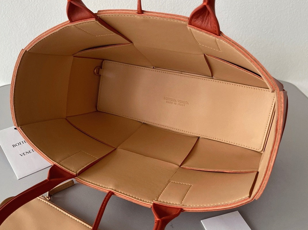 Boutique Quality || Bottega Veneta Arco Small Tote Maple