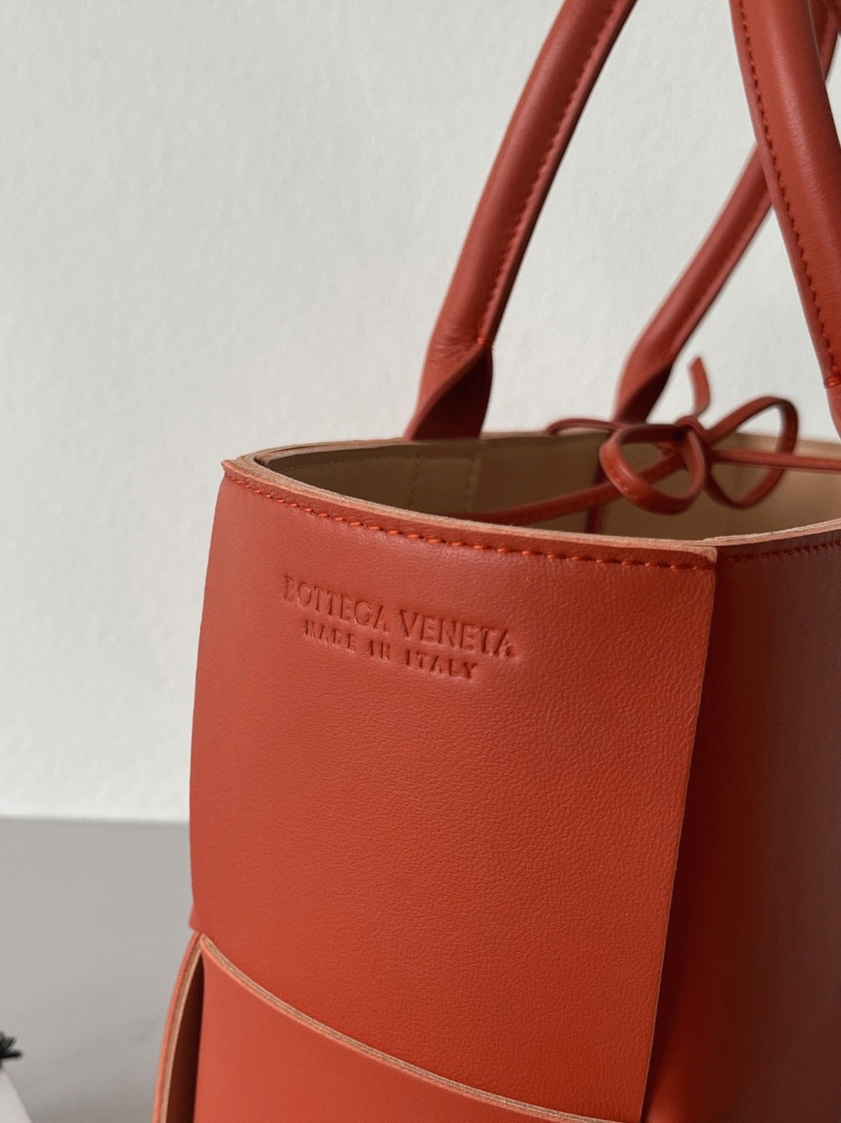 Boutique Quality || Bottega Veneta Arco Small Tote Maple