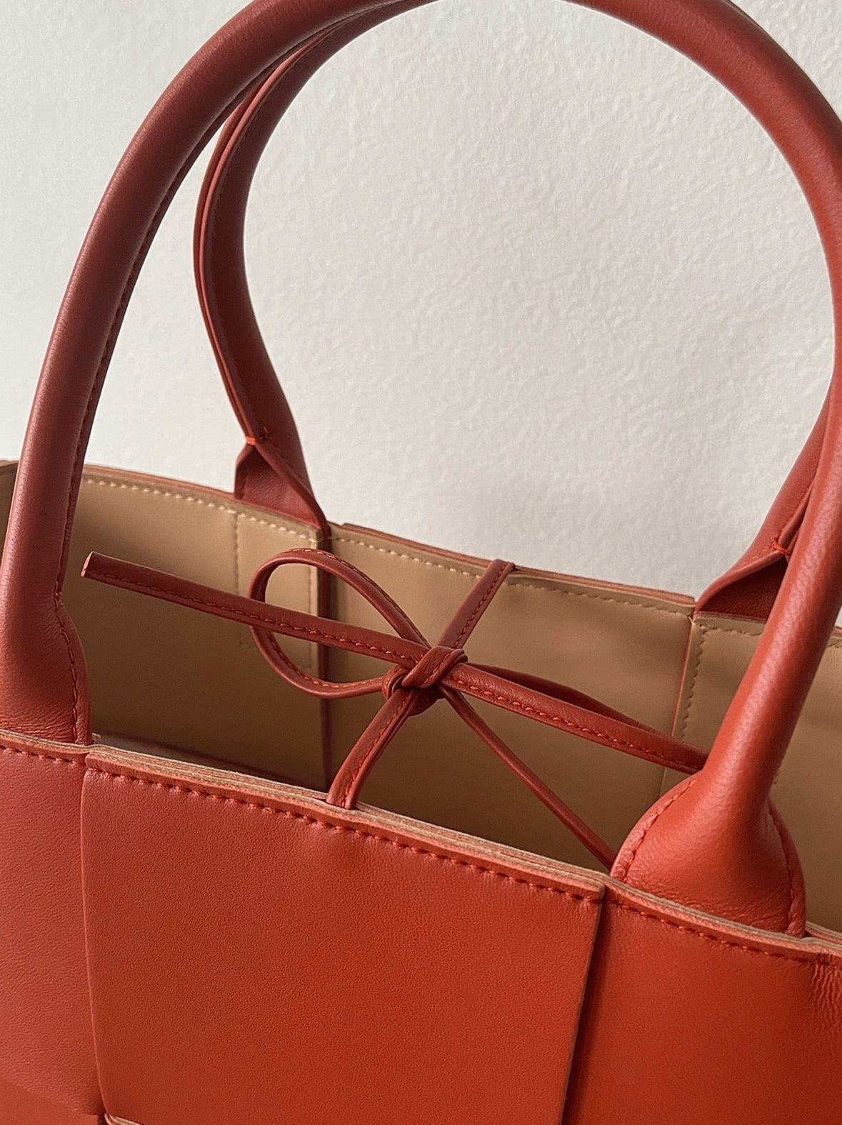 Boutique Quality || Bottega Veneta Arco Small Tote Maple