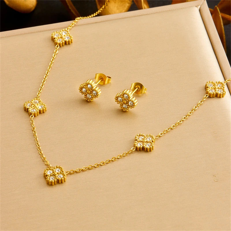Zircon Cylinder 4-Leaf Flower Necklace